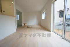 大きな窓のあるリビングは、陽光あふれる明るい空間です。居心地良く、ご家族皆がゆったり寛げる憩いの空間となりそうです。