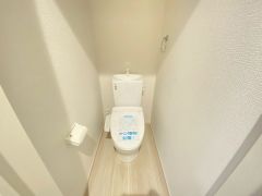 温水洗浄機付トイレです。節水機能もあるので、安心して使えますね。 2ヶ所にトイレがあるので、忙しい朝にもゆとりができますね。