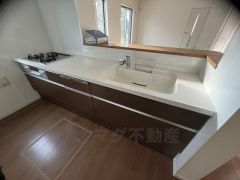 冷蔵庫、カップボードも余裕で置ける広さを確保しています。 キッチンとダイニングの動線が近く、持ち運びに便利です。