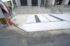 駐車スペースはゆとりある2台分を確保。マイカー用に、お客さま用に、余裕を持ってご利用いただけます。