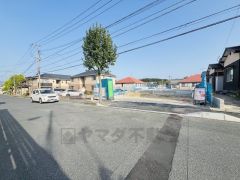 歩道もあり小さなお子様がいるご家庭でも安心です＾＾ 前面道路は広々8.1ｍと駐車がスムーズにできます＾＾