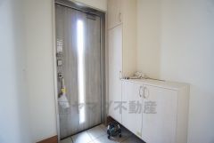 シューズインクロークも完備されており、玄関収納も問題ありません。棚の上にお花など飾ってインテリアも楽しめますね。