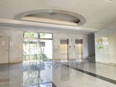 エントランスの自動ドアと出入り口に段差のないバリアフリー対応です。きれいに保たれたエントランスが安らぎに満ちた暮らしへ誘います。 掃除が綺麗に行き届いており、気持ちよく利用できます＾＾