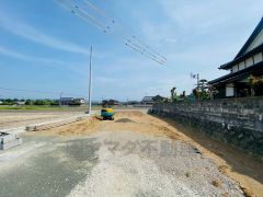カースペースは停めやすい並列駐車3台駐車できます＾＾ 前面道路は6ｍ以上と駐車がスムーズにできます＾＾