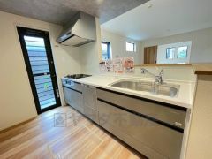 対面式カウンターキッチンでお子様の様子が見守れます。カウンタートップは耐熱性に優れており、日ごろのお掃除もふき取るだけでＯＫ。ステンレスシンクも簡単にお掃除できますよ。