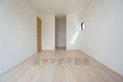 同仕様写真。住む人のこだわりを活かす洋室＾＾日当たりがよく、寝室としての利用もおすすめ。広めのクローゼットもあり荷物もすっきり片付けれ、ゆとりのある暮らしが出来ます＾＾