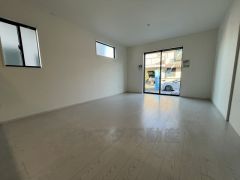 大きな窓のあるリビングは、陽光あふれる明るい空間です。居心地良く、ご家族皆がゆったり寛げる憩いの空間となりそうです。