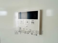 給湯器リモコンはキッチン横からボタンひとつで操作が楽々。通話ボタン付きでお子様とも会話ができて安心です。