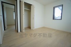 全居室にはたっぷり収納できる大型クローゼットを設置しています。窓には断熱性・保温性にすぐれ、省エネ効果のあるペアガラスを採用。冬には結露を防止します。