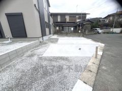 前面道路は公道東側約6.5ｍ。幅広いため、車の離合や駐車がスムーズです＾＾