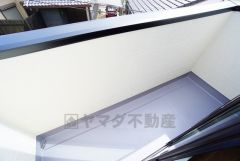 南東向きで陽当たりの良いバルコニーです。お洗濯やお布団干しはもちろん、日光浴スペースにも。