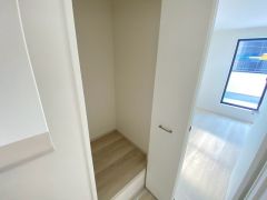 廊下にも収納があるので、家族で共有する物や掃除道具をまとめておけて便利です。散らかりがちなアイテムを見せない収納にでき、暮らしの質が変わります。
