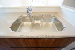 広々とした凸型シンクに洗剤ポケットを標準装備。大きなお鍋など洗いやすいです。洗剤や石鹸、スポンジもすっきりできる収納付き。