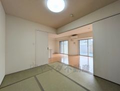 リビングからの続き間として和室がございます。普段はリビングとつなげて開放的なスペースとして。来客時には客間としてお使いいただけます。