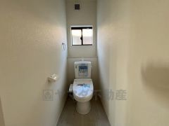 ウォシュレット付トイレです。節水機能もあるので、安心して使えますね。もちろん、1階2階の2ヶ所にトイレがあるので、忙しい朝にもゆとりができますね。