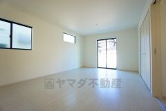 大きな窓のあるリビングは、陽光あふれる明るい空間です。居心地良く、ご家族皆がゆったり寛げる憩いの空間となりそうです。