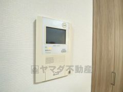 インターフォンです。セールスマン対策にもなり安心できます。