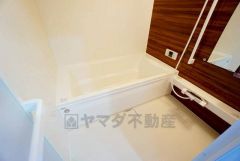 1日の疲れを癒すくつろぎのバスルーム。足を伸ばしてもゆったりと入れるサイズです。お子様と一緒にお風呂に入っても狭くないですね^^