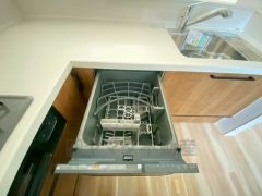 家事の時間が短縮できる食器洗浄乾燥機付。後片付けもラクラクです。 食器を洗う手間が減るので家族とのコミュニケーションの時間や自分の時間が増えますね。