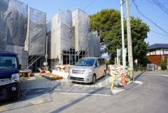 前面道路は公道南東側約4ｍ。 大型車の通行がほとんどなく、騒音や振動が少ないので静かで快適な生活を送れます。