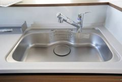 広々とした凸型シンクに洗剤ポケットを標準装備。大きなお鍋など洗いやすいです。洗剤や石鹸、スポンジもすっきりできる収納付き。