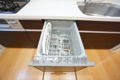 ビルトインタイプで、キッチンと同じカラーにすることにより一体感を持たせることができます。乾燥機能が備わっているため家事の時間が短縮できます。