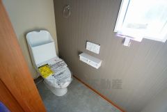 温水洗浄機付トイレです。節水機能もあるので、安心して使えますね。もちろん、1階2階の2ヶ所にトイレがあるので、忙しい朝にもゆとりができますね。手洗い場付き。