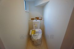 ウォシュレット付トイレです。節水機能もあるので、安心して使えますね。もちろん、1階2階の2ヶ所にトイレがあるので、忙しい朝にもゆとりができますね。