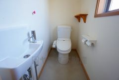 温水洗浄機付トイレです。節水機能もあるので、安心して使えますね。