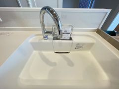 広々とした凸型シンクに洗剤ポケットを標準装備。大きなお鍋など洗いやすいです。洗剤や石鹸、スポンジもすっきりできる収納付き。