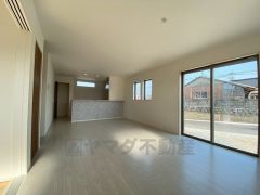 家族が集まる開放的なリビング。約19帖の大空間で毎日のお食事が楽しみです＾＾思い思いの時間を過ごしたり、家族みんなで食事をしたり、素敵な団らんの場になりますね。