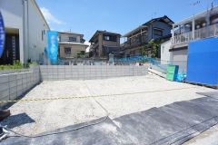 カースペースは並列3台分を確保＾＾ ご夫婦で1台ずつと友人や来客があっても安心です＾＾一戸建ての多いエリア。落ち着いた雰囲気で快適な生活を送れます。