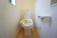 温水洗浄機付トイレです。節水機能もあるので、安心して使えますね。