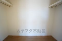 ハンガーパイプ付で散らかりがちな洋服類もきれいに整理できます。使用頻度が少ないものは枕棚の上に、足元には3段ボックスを置いて、フル活用できるクローゼットです＾＾