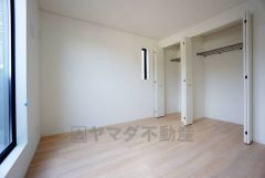 住む人のこだわりを活かす洋室＾＾日当たりがよく、寝室としての利用もおすすめ。広めのクローゼットもあり荷物もすっきり片付けれ、ゆとりのある暮らしが出来ます＾＾