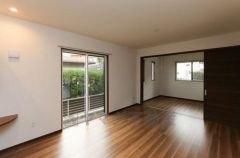 同仕様写真。大きな窓のあるリビングは、陽光あふれる明るい空間です。居心地良く、ご家族皆がゆったり寛げる憩いの空間となりそうです。