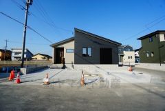 駐車スペースはゆとりある3台分を確保。マイカー用に、お客さま用に、余裕を持ってご利用いただけます。