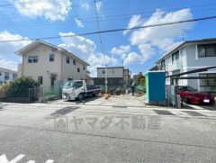 駐車スペースはゆとりある2台分を確保。マイカー用に、お客さま用に、余裕を持ってご利用いただけます^^