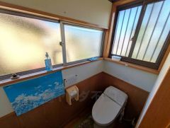 自動で便器を洗浄する「オート洗浄機能」付きのリモコンが備わっており、腰を浮かせるだけで流れるため、流し忘れの心配がなく非常に衛生的です。