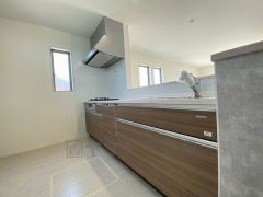 対面式カウンターキッチンでお子様の様子が見守れます。カウンタートップは耐熱性に優れており、日ごろのお掃除もふき取るだけでＯＫ。ステンレスシンクも簡単にお掃除できますよ。