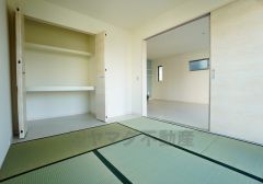同仕様写真。ＬＤＫに隣接する和室です。様々な使用用途で活躍しそうです。
