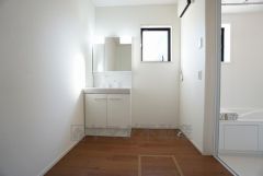 同仕様写真。三面鏡つき洗面台。収納も一体型になっているので、ドライヤーやヘアアイロンの置き場に困りませんね。