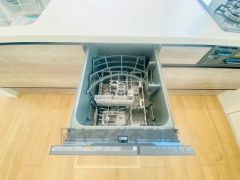 ビルトインタイプで、キッチンと同じカラーにすることにより一体感を持たせることができます。乾燥機能が備わっているため家事の時間が短縮できます。