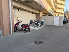 バイク、自転車置き場。