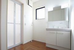 同仕様写真。三面鏡裏収納付き洗面化粧台です＾＾ 歯磨きセットやスキンケア用品などの収納に便利ですね。 生活感も隠すことができ、来客時にも安心です。