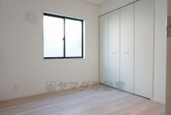 同仕様写真。住む人のこだわりを活かす洋室＾＾広めのクローゼットもあり荷物もすっきり片付けられ、ゆとりのある暮らしが出来ます＾＾