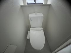 温水洗浄機付トイレです。節水機能もあるので、安心して使えますね。もちろん、1階2階の2ヶ所にトイレがあるので、忙しい朝にもゆとりができますね。