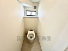 温水洗浄機付トイレです。節水機能もあるので、安心して使えますね。もちろん、1階2階の2ヶ所にトイレがあるので、忙しい朝にもゆとりができますね。