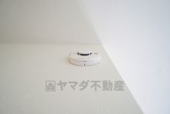 火災による煙や熱を感知して、警報音やブザー等で火災の発生を知らせてくれる火災警報器。