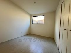 木目調のシンプルデザインで落ち着きと安らぎの空間に仕上げています。各部屋に収納が完備されているので、お荷物が多くなっても安心の設計です。